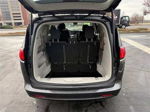 Used 2023 Chrysler Voyager LX image 5
