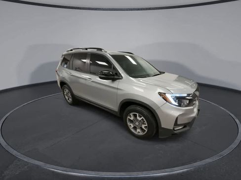 Used 2023 Honda Passport TrailSport image 2