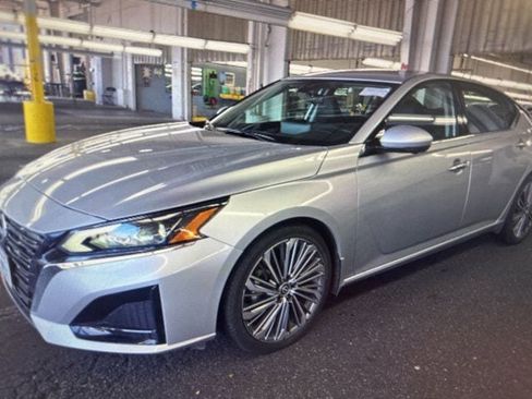 Used 2023 Nissan Altima 2.5 SL image 2