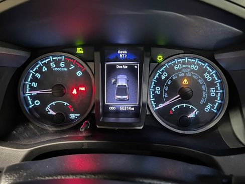 Used 2018 Toyota Tacoma TRD Sport AWD/4WD image 29