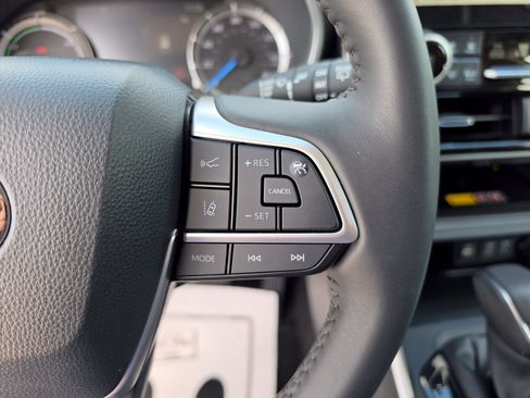 Used 2025 Toyota Highlander XLE AWD/4WD image 36