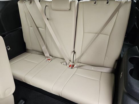 Used 2022 Toyota Highlander XLE FWD image 18