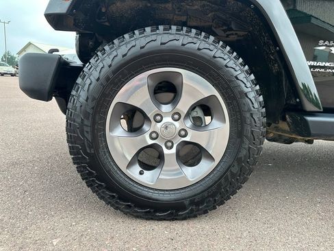 Used 2018 Jeep Wrangler Unlimited Sahara AWD/4WD image 39