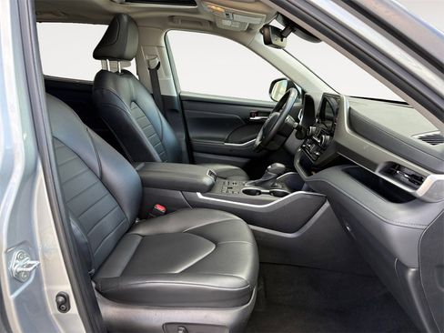 Used 2024 Toyota Highlander XLE image 15