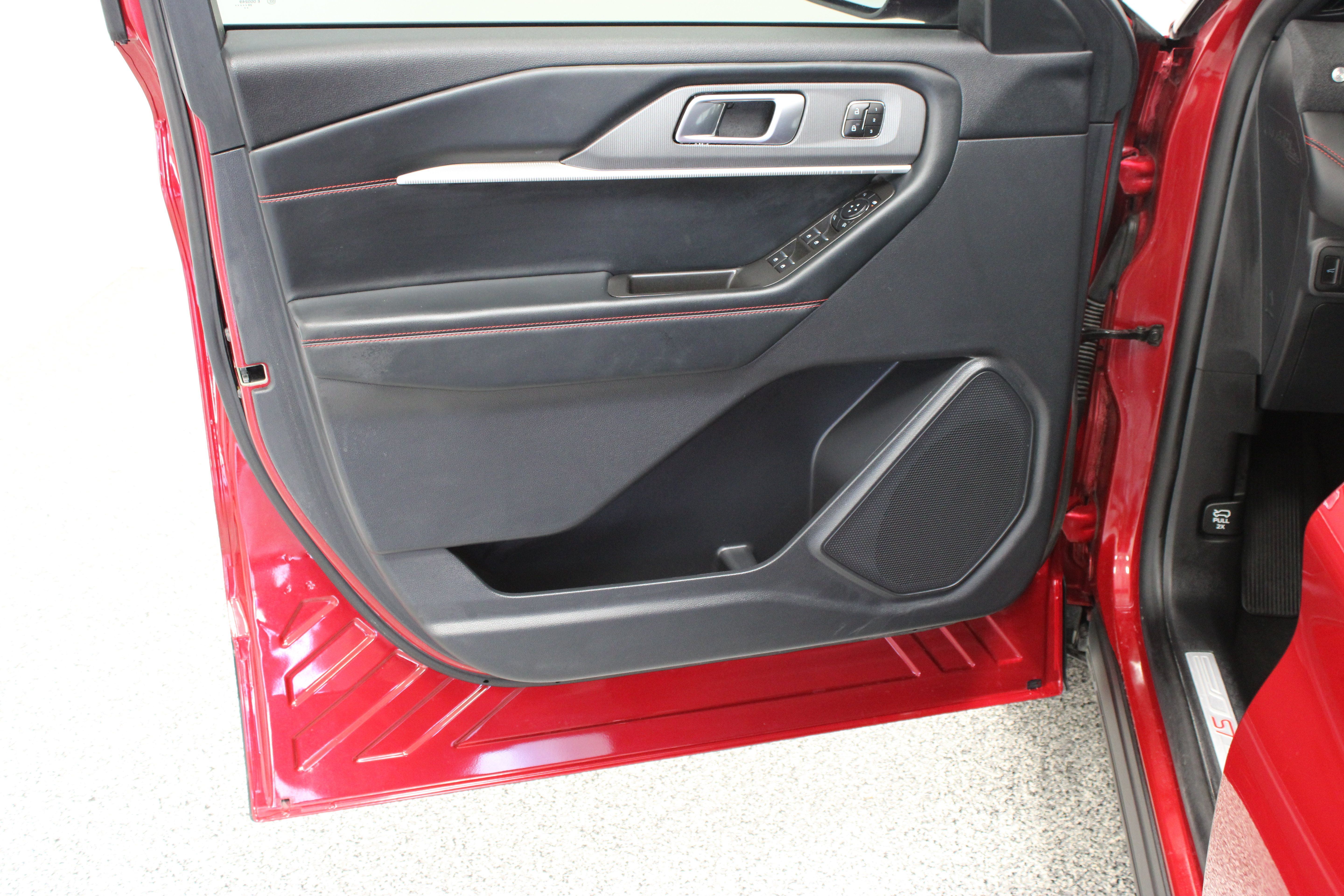 Used 2025 Ford Explorer ST-Line w/ Premium Package RWD image 12