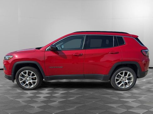 Used 2023 Jeep Compass Latitude AWD/4WD image 2