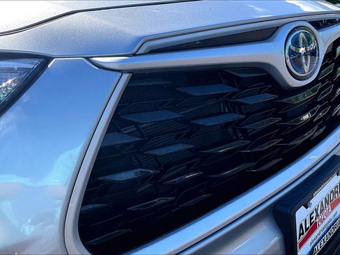 Used 2023 Toyota Highlander XLE AWD/4WD image 30