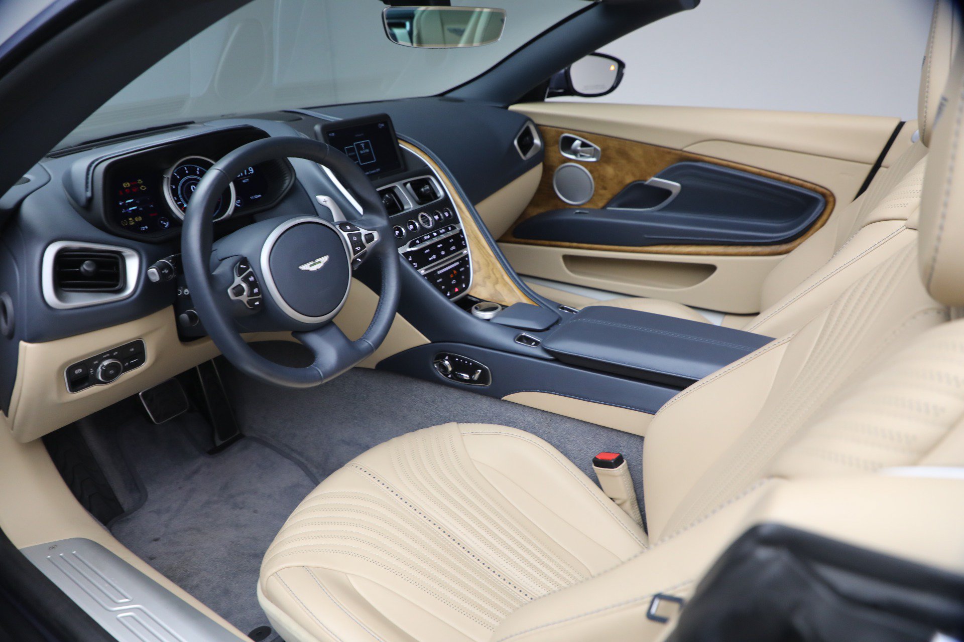 Used 2022 Aston Martin DB11 Volante RWD image 27