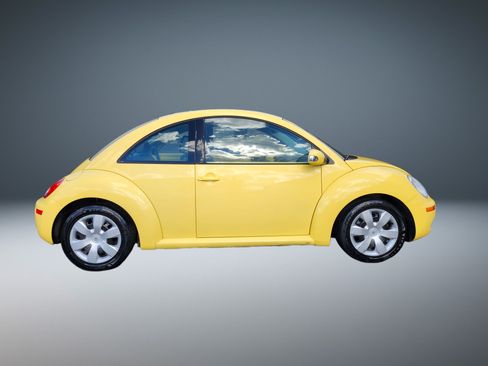 Used 2010 Volkswagen Beetle Coupe FWD image 2