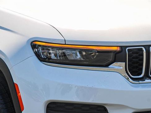 New 2025 Jeep Grand Cherokee Laredo image 8