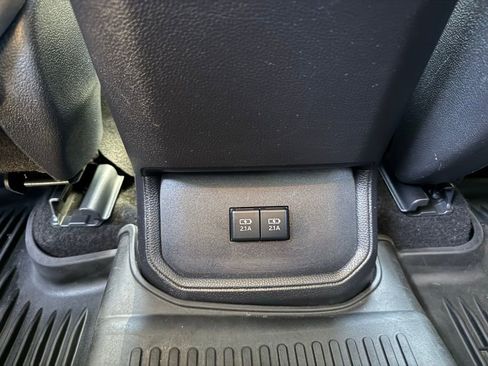 Used 2020 Toyota Highlander XLE AWD/4WD image 26