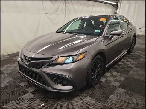 Used 2024 Toyota Camry SE image 2