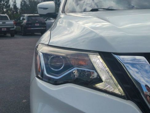 Used 2020 Nissan Pathfinder Platinum FWD image 11