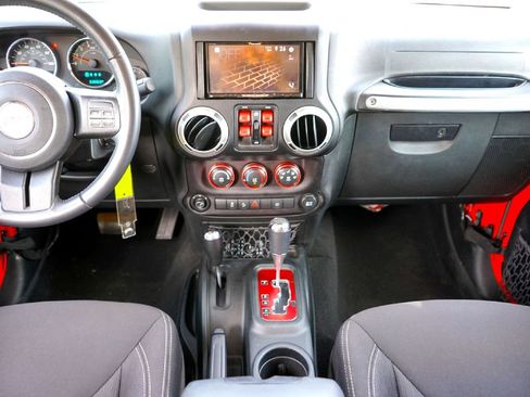 Used 2018 Jeep Wrangler Unlimited Rubicon w/ Connectivity Group image 23