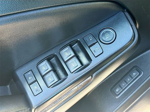 Used 2018 Chevrolet Suburban LT image 19