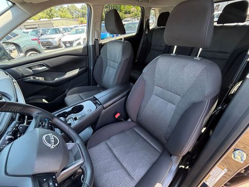 Used 2025 Nissan Rogue SV FWD image 38