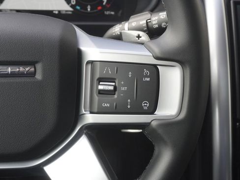 Used 2025 Land Rover Discovery S image 13