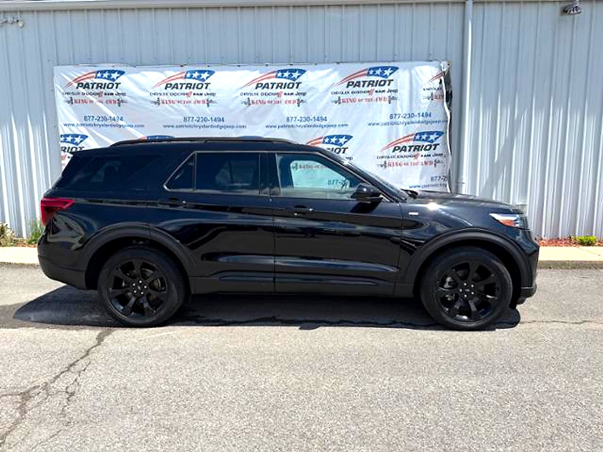 Used 2023 Ford Explorer ST-Line w/ Class IV Trailer Tow Package AWD/4WD image 2