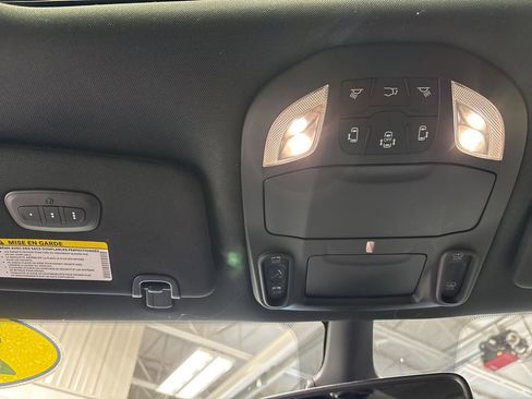 Used 2025 Chrysler Pacifica Limited image 16