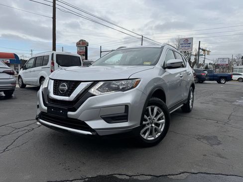 Used 2019 Nissan Rogue SV image 2