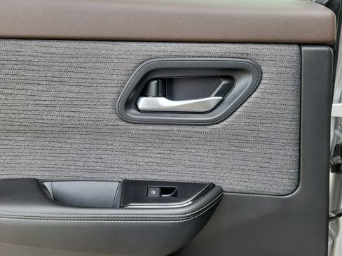 Used 2023 Nissan Rogue SV image 12