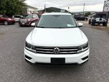 Used 2018 Volkswagen Tiguan SE w/ Panoramic Sunroof Package image 2