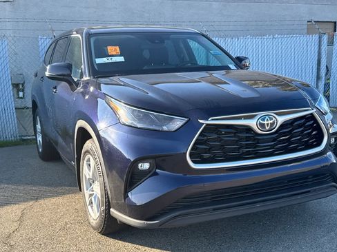 Used 2022 Toyota Highlander LE image 3