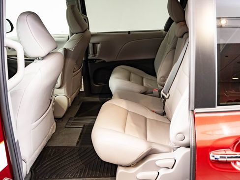 Used 2020 Toyota Sienna XLE FWD image 44