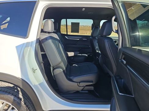 Used 2024 GMC Acadia Elevation image 27