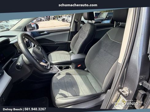 Used 2023 Volkswagen Taos SE w/ Panoramic Sunroof Package FWD image 11
