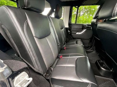 Used 2015 Jeep Wrangler Unlimited Sahara w/ Connectivity Group AWD/4WD image 27