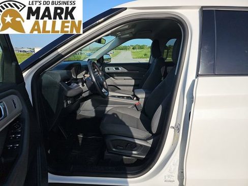 Used 2025 Ford Explorer Active AWD/4WD image 18