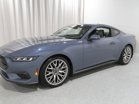 Used 2024 Ford Mustang Premium image 3