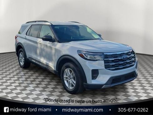 Used 2025 Ford Explorer Active AWD/4WD image 1