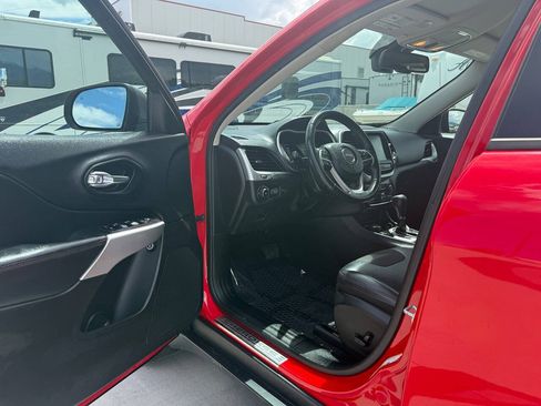Used 2018 Jeep Cherokee Trailhawk w/ Comfort/Convenience Group AWD/4WD image 16