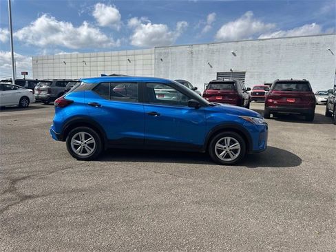Certified 2025 Nissan Kicks Play S image 3