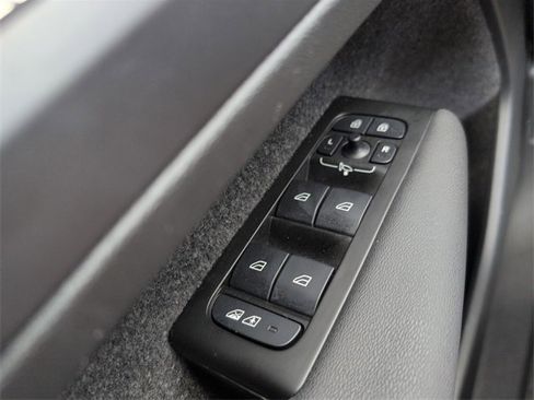 Used 2022 Volvo XC40 P8 Recharge Plus image 32