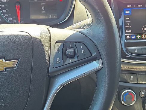 Used 2021 Chevrolet Trax LT w/ LT Convenience Package image 18