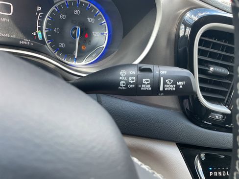 Used 2023 Chrysler Pacifica Touring-L image 25