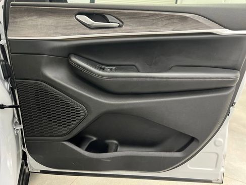 Used 2024 Jeep Grand Cherokee L Limited w/ Luxury Tech Group II image 28