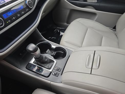 Used 2015 Toyota Highlander XLE FWD image 26
