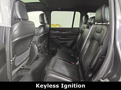 Used 2023 Jeep Grand Cherokee Altitude AWD/4WD image 12