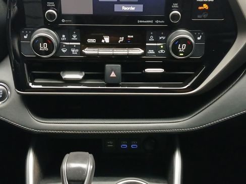Used 2022 Toyota Highlander XLE FWD image 4