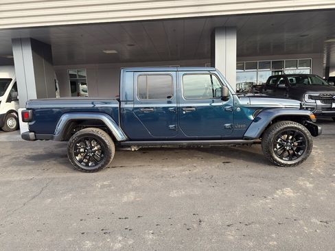 Used 2025 Jeep Gladiator Sport image 3