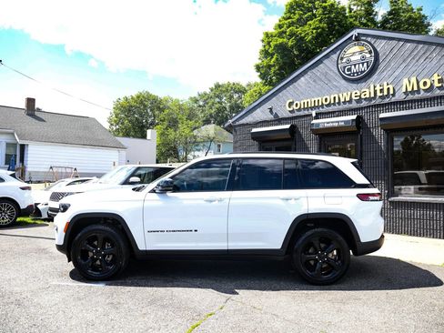 Used 2023 Jeep Grand Cherokee Altitude AWD/4WD image 4