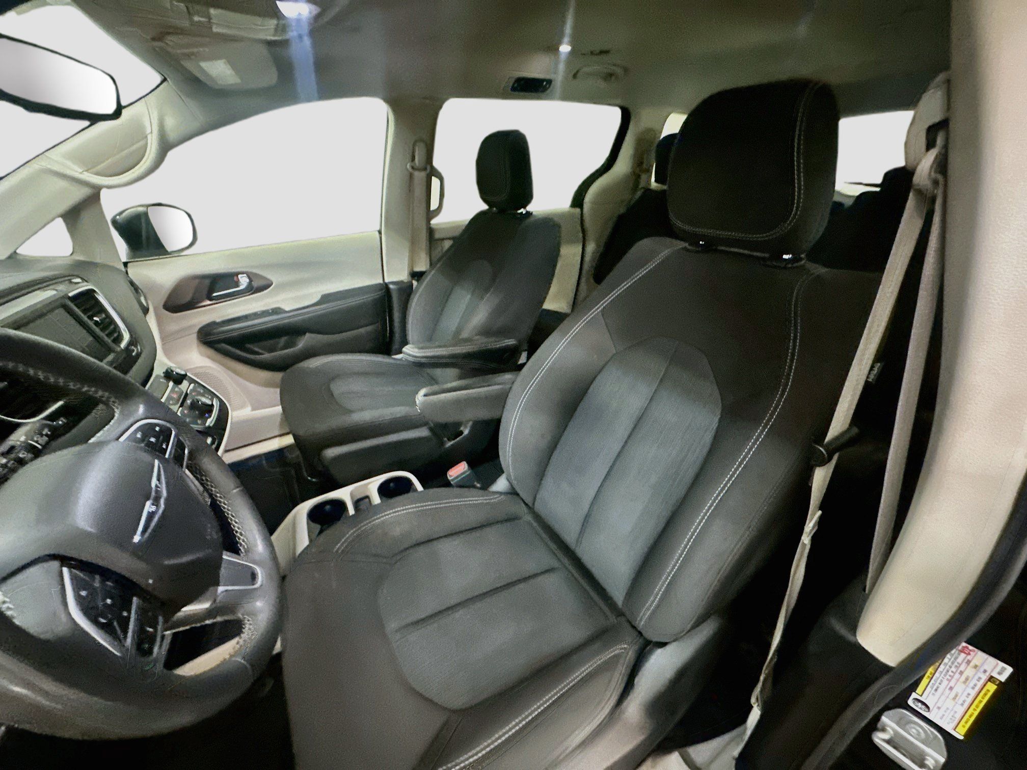Used 2023 Chrysler Voyager LX FWD image 13