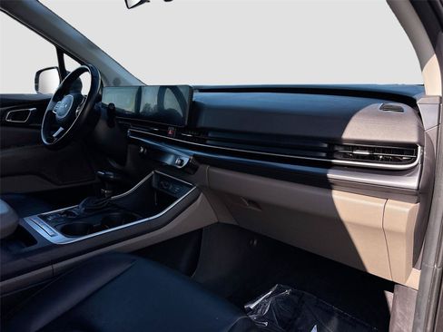 Used 2025 Kia Carnival FWD image 34
