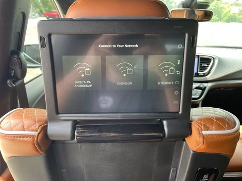 Used 2026 Chrysler Pacifica Pinnacle FWD image 33
