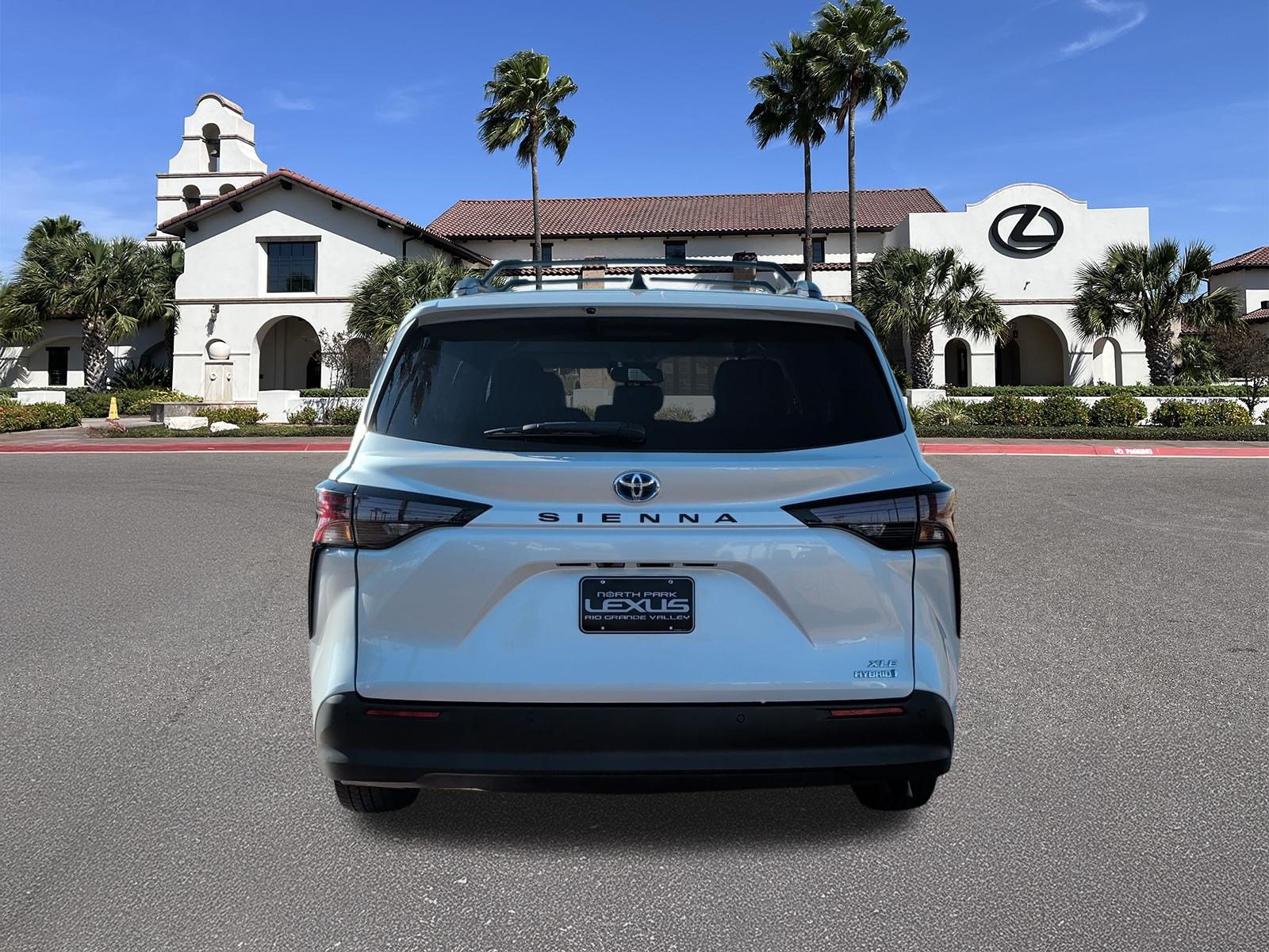 Used 2023 Toyota Sienna XLE FWD image 3