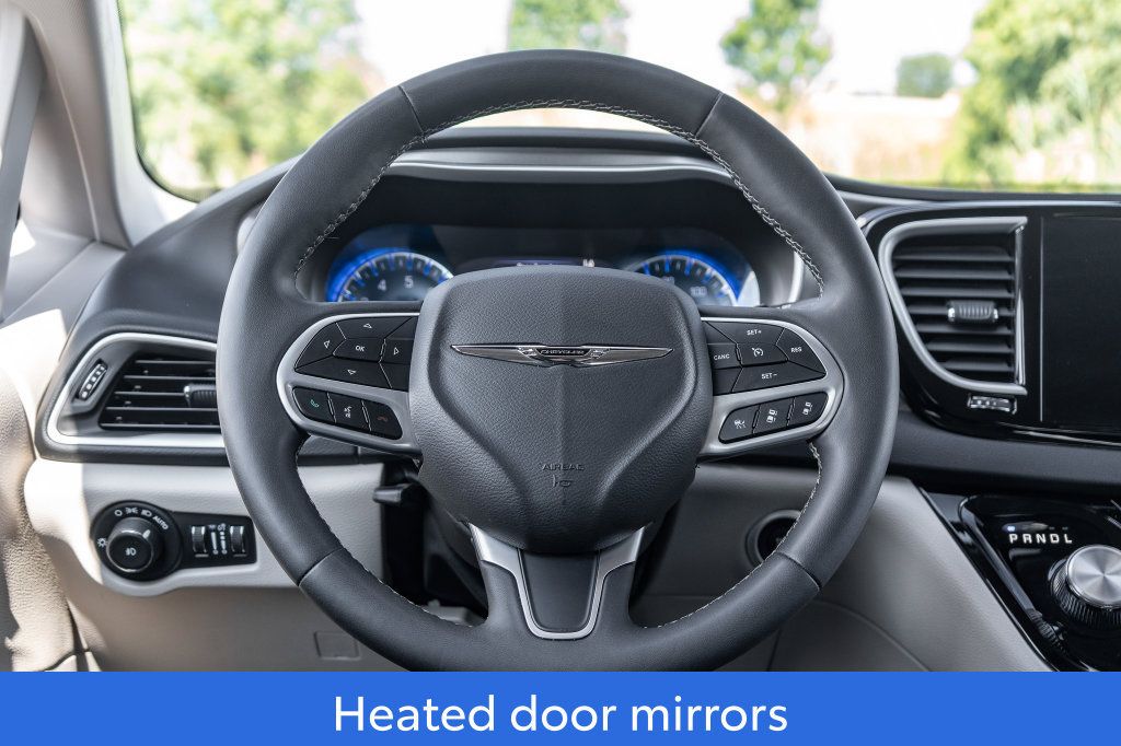 Used 2024 Chrysler Pacifica Touring-L FWD image 16